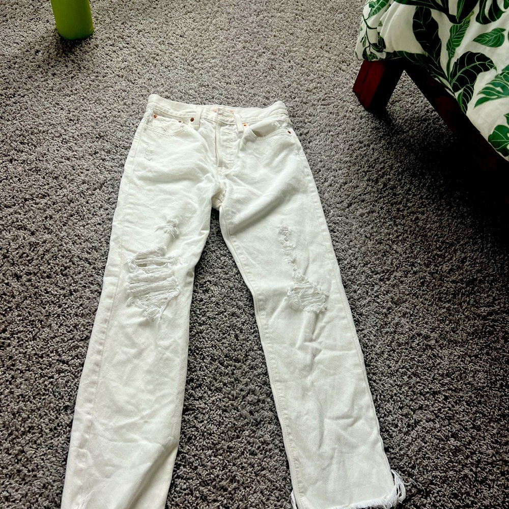 Super cute Levis wedgy distressed jeans!!